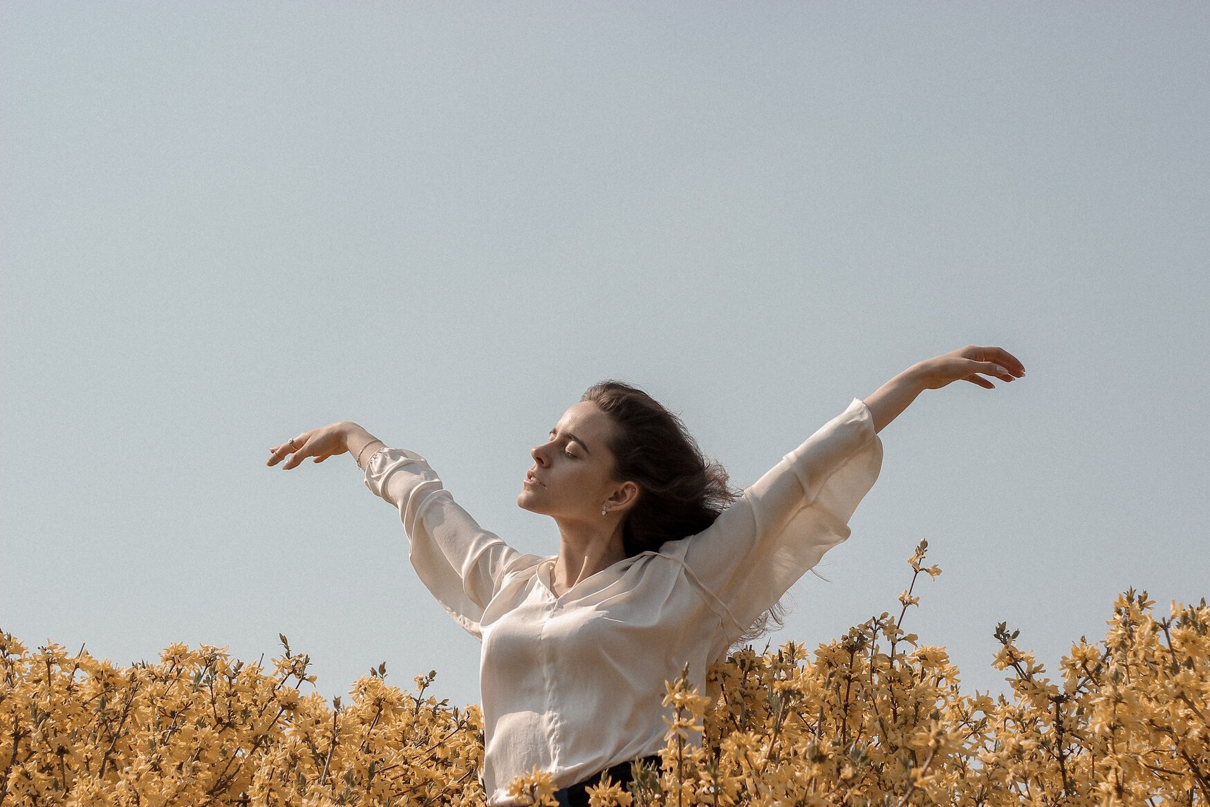 Jeune femme épanouie dans un champ de fleurs