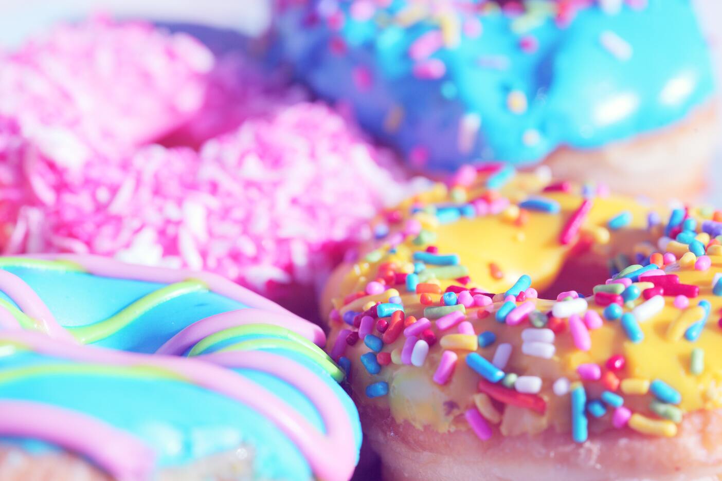 Donuts colorés et décorés aux couleurs flashy