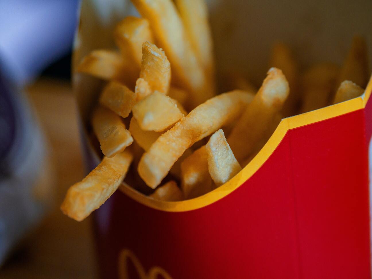 Frites de fast-food dans leur cornet rouge et jaune en carton