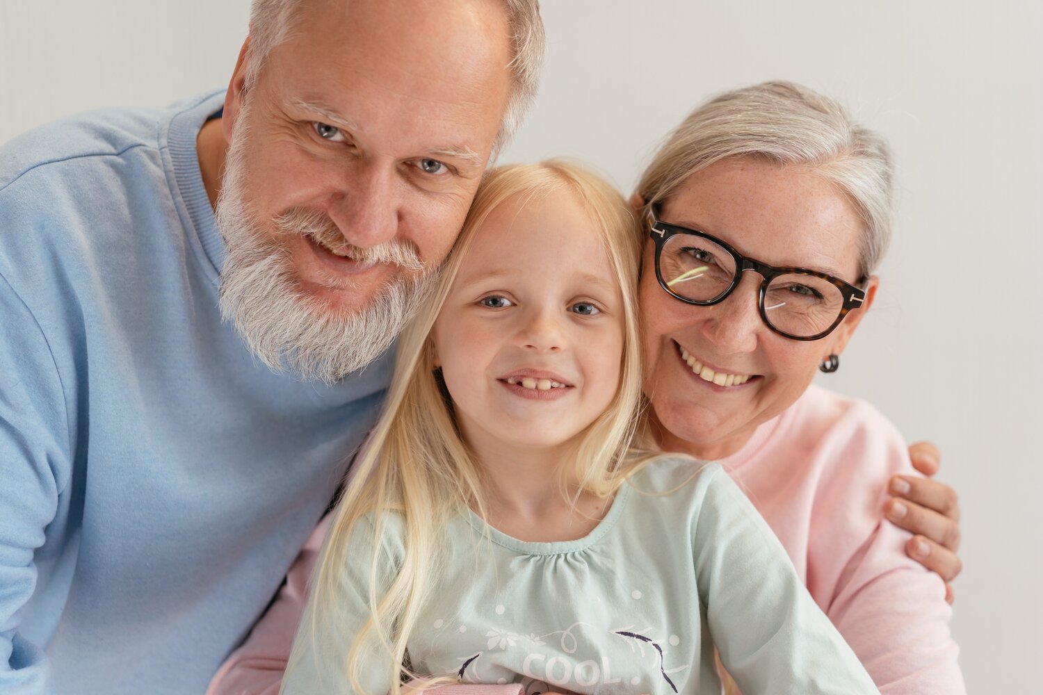 Grands-parents autour de leur petite fille