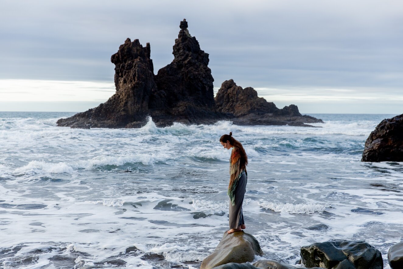 Jeune femme dépressive contemple la mer