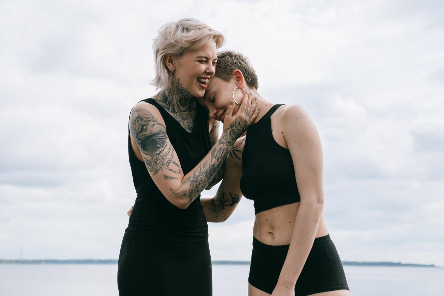 Couple gay heureux suite à thérapie de couple par hypnose et sexologie