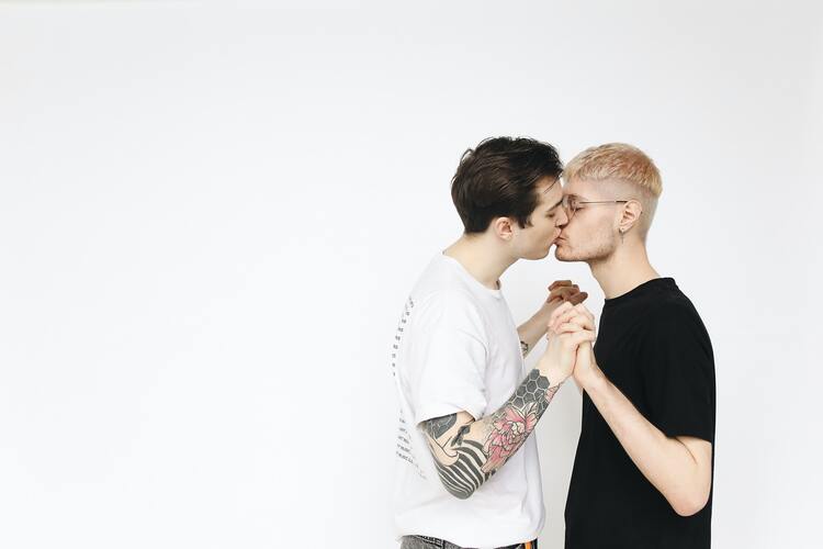 Couple gay réconcilié après une thérapie de couple par hypnose et sexologie