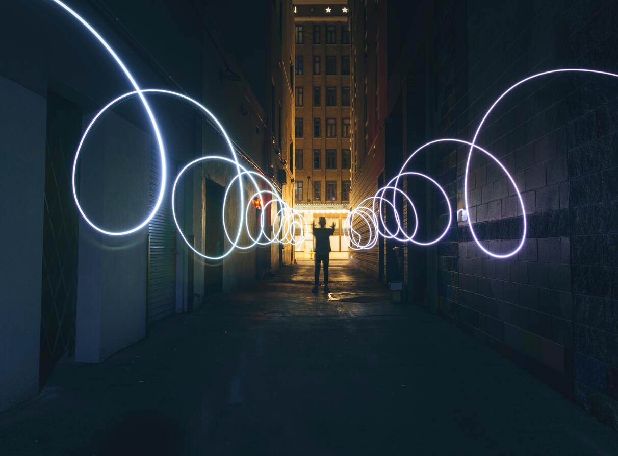 Scène de rue surnaturelle dans laquelle un individu lance des rayons circulaires hypnotiques