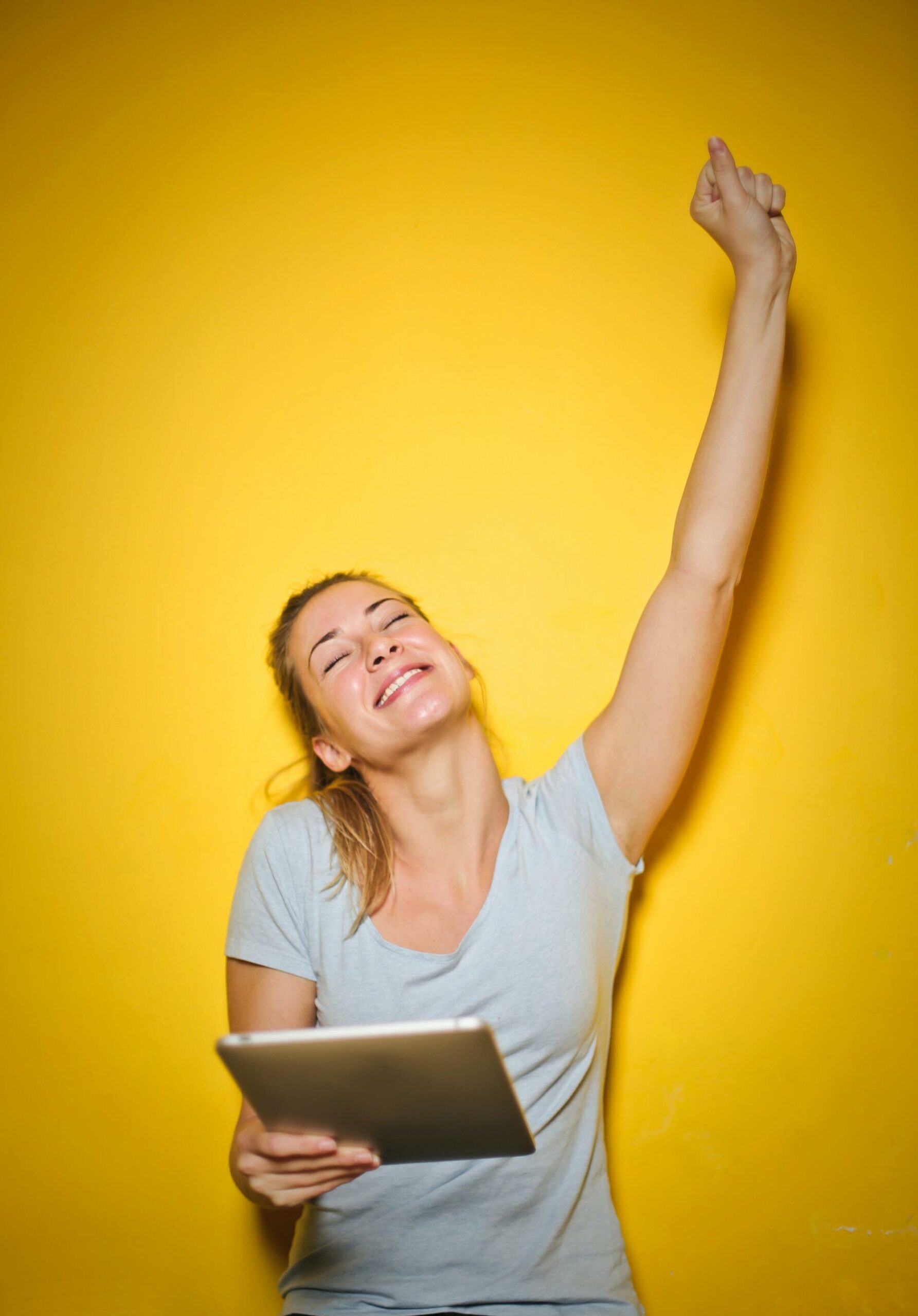 Jeune femme épanouie au bureau