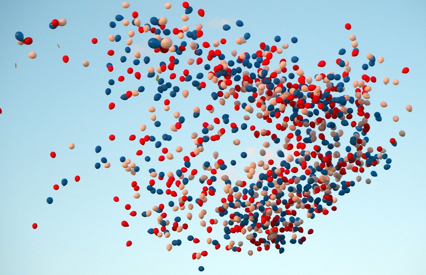 Métaphore hypnotique du lâcher de ballons dans le ciel