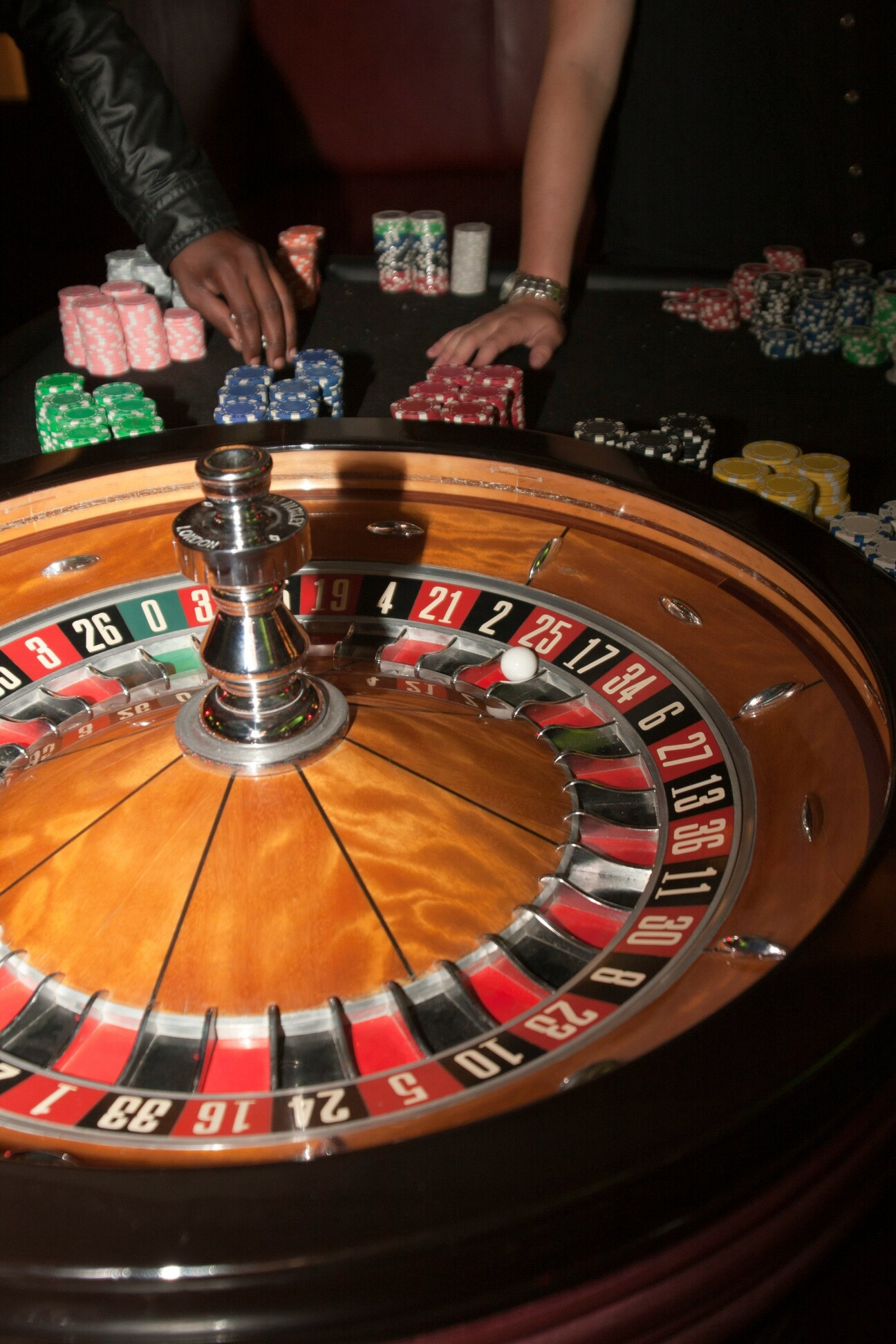 Scène de jeu de roulette au Casino, métaphore de l'addiction aux jeux d'argent